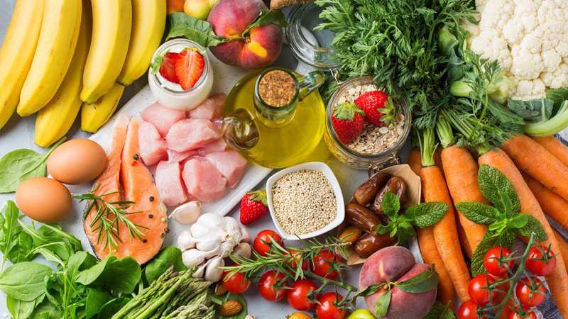 le régime méditerranéen se caractérise par une consommation abondante d'aliments d'origine végétale tels que les fruits, les légumes, les noix, les céréales complètes, les légumineuses, l'huile d'olive, les herbes et les épices